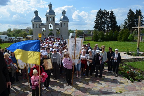 Близько 1000 матерів ходили прощею до Зарваниці і просили в Бога миру для України